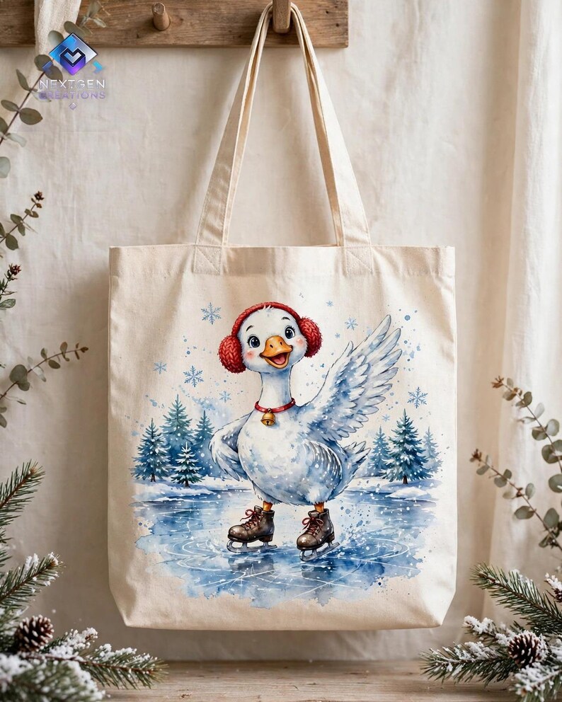 Puede incluir: Una bolsa de tela beige con una ilustraci&oacute;n en acuarela de un ganso blanco que lleva orejeras rojas y un collar con una peque&ntilde;a campana. El ganso patina sobre un estanque helado rodeado de pinos azules y copos de nieve.