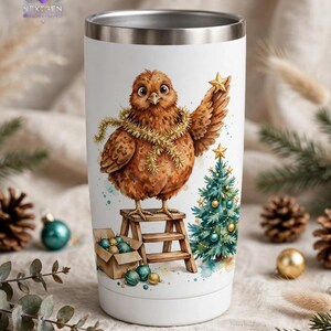 PNG de gallina navideña – Gallina de acuarela en una escalera decorando un mini árbol, clipart de sublimación de árbol de Navidad estilo granja, descarga digital imagen 6