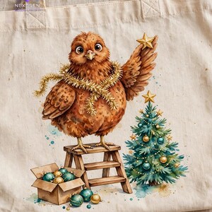 PNG de gallina navideña – Gallina de acuarela en una escalera decorando un mini árbol, clipart de sublimación de árbol de Navidad estilo granja, descarga digital imagen 5
