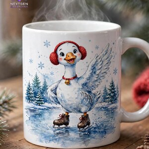 Puede incluir: Una taza de cer&aacute;mica blanca con una ilustraci&oacute;n en acuarela de un ganso que lleva orejeras rojas y un collar con un peque&ntilde;o cascabel. El ganso patina sobre un estanque helado rodeado de pinos y copos de nieve. La taza tiene un asa lateral.