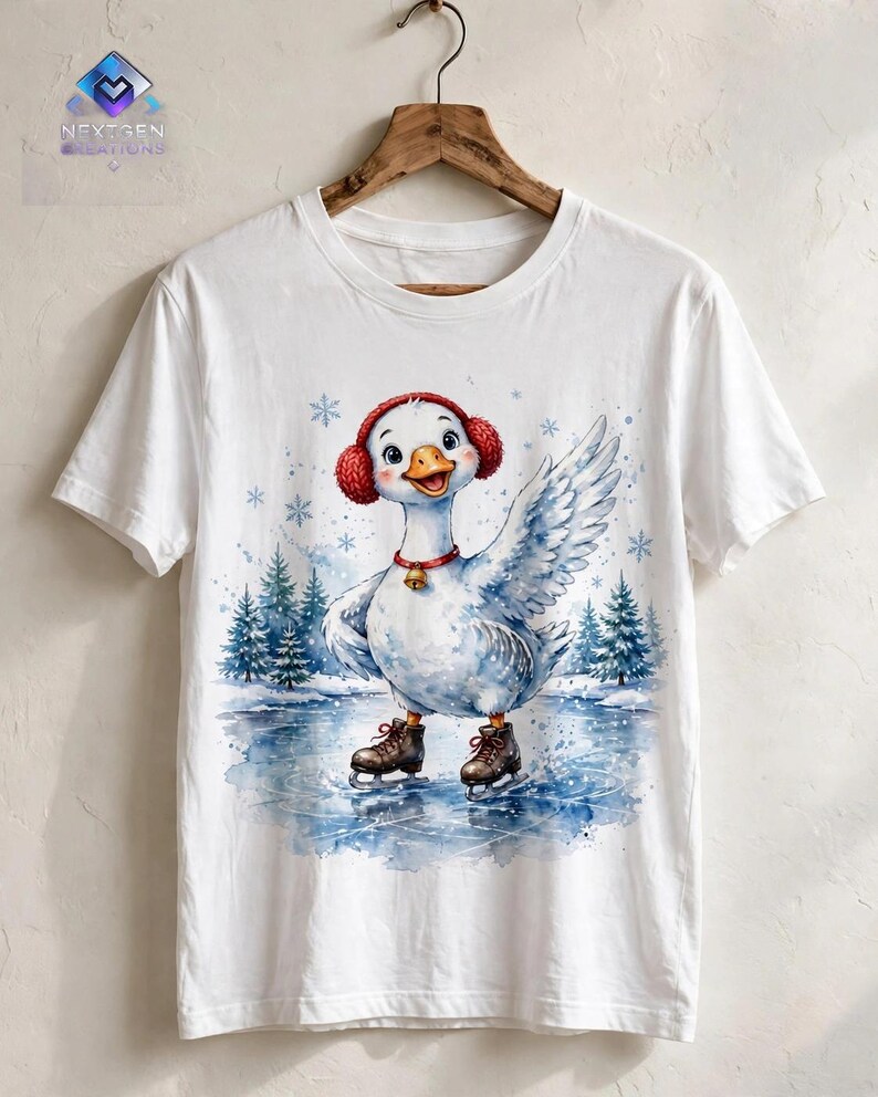 Puede incluir: Una camiseta blanca de manga corta con el gr&aacute;fico de un ganso blanco que lleva orejeras rojas, un collar rojo con un cascabel dorado y patines de hielo marrones sobre un estanque helado con pinos azules y copos de nieve.