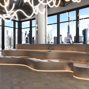 Può includere: Una moderna area di seduta in legno curvo con una finitura in legno chiaro. L'area di seduta è illuminata da luci LED bianche calde. L'area di seduta si trova in una stanza con grandi finestre che si affacciano sullo skyline della città.