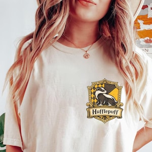 Puede incluir: Un juego de tres tazas de cerámica con un acabado mate moteado. Las tazas son de color crema, gris claro y gris oscuro. Cada taza tiene un diseño simple y minimalista y un asa redondeada.