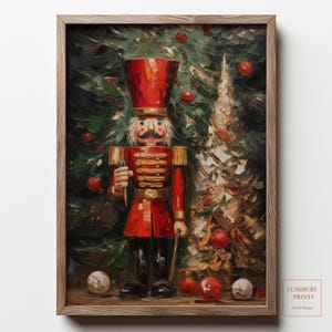 Puede incluir: Impresión enmarcada de un soldado cascanueces con uniforme rojo y sombrero alto, sosteniendo una espada. El fondo presenta un árbol de Navidad y adornos rojos. La impresión está en un marco de madera.