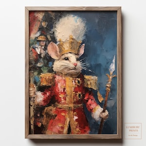 Op de afbeelding: Een ingelijste print van een muis in een rood en goud koninklijk garde-uniform, compleet met een kroon en speer. Het kunstwerk staat tegen een blauwe achtergrond en is in hout omlijst. De print zit in een houten lijst.