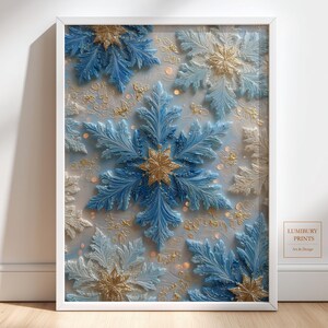 Puede incluir: Impresión artística enmarcada con intrincados copos de nieve tridimensionales en tonos azules, dorados y blancos. Los copos de nieve tienen diseños intrincados y están sobre un fondo azul claro con detalles dorados. La obra de arte está en un marco blanco.