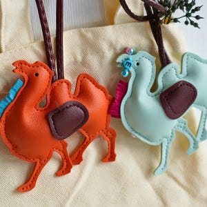 Joli porte-clés camel en cuir – Pendentif animal pour femme | Accessoire de sac à main chameau Cartoon | Cadeau inspiré du désert