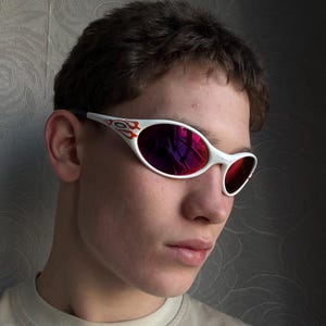 Oakley Eye Jacket Flames Fire Sunglasess White Frames / Purple Lenses - Vintage 90s Radsport Lauf Gorpcore Outdoor Brillen Y2K