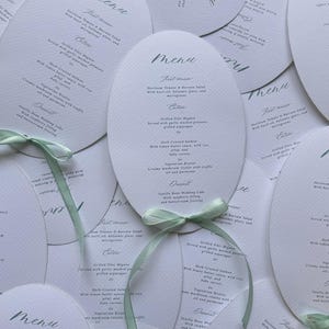 Tarjetas de menú de boda ovaladas con textura gruesa con cinta y nombres / Menú frontal y posterior personalizados / Papelería de boda / Tarjetas de agradecimiento