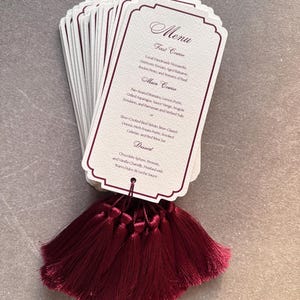 Bordeauxrode en crèmekleurige menukaarten met logo in reliëf | Gepersonaliseerd menu | Bruiloft briefpapier |