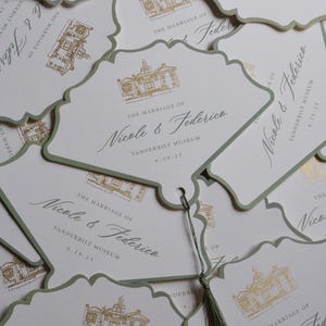 Può includere: Biglietti d'invito di nozze con bordo smerlato e bordo verde salvia. Ogni biglietto presenta un'illustrazione dorata di un edificio e il testo "The Marriage of Nicole & Federico" e "Vanderbilt Museum 6.28.25".