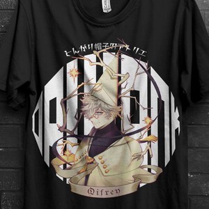 Op de afbeelding: Zwart t-shirt met een anime-stijl illustratie van een personage met een puntmuts en een beige jas. Het ontwerp bevat Japanse tekst en de naam "Difren" op een banner. Het shirt hangt aan een zwarte hanger.