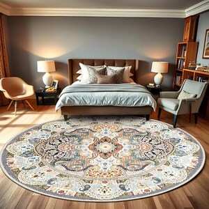 Puede incluir: Una alfombra redonda grande con un dise&ntilde;o intrincado y ornamentado. La alfombra presenta un fondo color crema con un patr&oacute;n detallado en tonos de azul, naranja y marr&oacute;n. La alfombra est&aacute; colocada en un dormitorio con una cama, una silla y un suelo de madera.