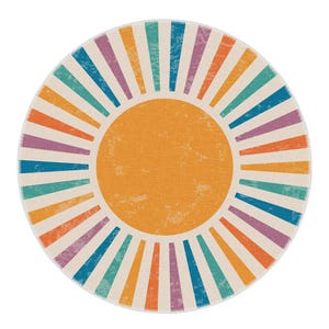 Op de afbeelding: Een rond, cr&egrave;mekleurig tapijt met een grote oranje cirkel in het midden. De cirkel wordt omringd door kleurrijke strepen in tinten blauw, paars, oranje en turquoise.