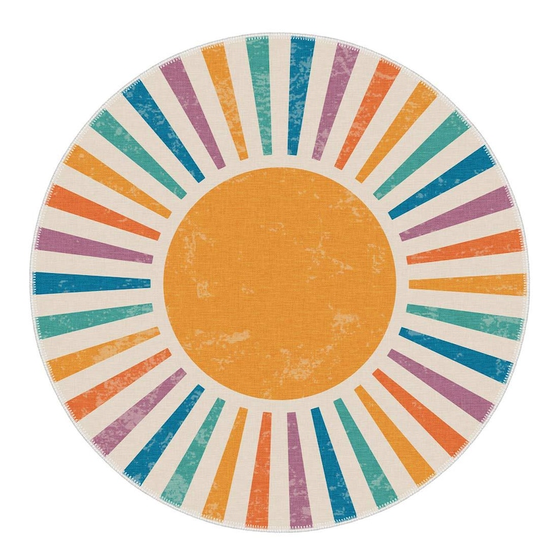 Op de afbeelding: Een rond, cr&egrave;mekleurig tapijt met een grote oranje cirkel in het midden. De cirkel wordt omringd door kleurrijke strepen in tinten blauw, paars, oranje en turquoise.