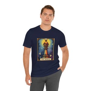 Camiseta unisex Tarot Bishop, camiseta gráfica mística, diseño de carta del tarot, camiseta Bishop, camiseta de ajedrez, camiseta de carta del tarot