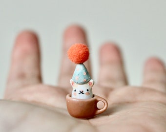 KOSTENLOSER VERSAND 3cm Miniaturkätzchen in einer Teetasse - handmodelliertes Ton-Totem OOAK