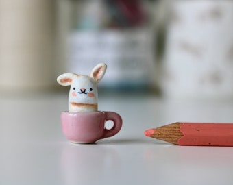 1-Zoll-Miniatur-Kaninchen in einer Teetasse - handmodelliertes Ton-Totem