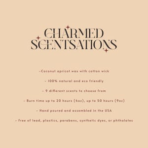 Pu&ograve; includere: Etichetta della candela CHARMED SCENTSATIONS con dettagli sul prodotto. &Egrave; realizzata con cera di albicocca di cocco e uno stoppino di cotone. &Egrave; 100% naturale ed ecologica. &Egrave; disponibile in 9 fragranze diverse e ha un tempo di combustione fino a 20 ore per la dimensione da 4 once e fino a 50 ore per la dimensione da 9 once. Viene versata a mano e assemblata negli Stati Uniti. &Egrave; priva di piombo, plastica, parabeni, coloranti sintetici o ftalati.