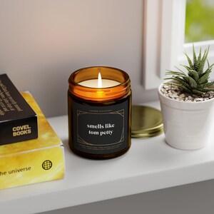 Candela profumata di Tom Petty - Cera naturale di cocco e albicocca, regalo, arredamento per la casa, scherzo, divertente, compleanno, celebrità, non arretrare immagine 6
