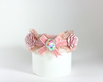 Collar de terciopelo de lujo para gatos: cristales de imitación, detalles de encaje.