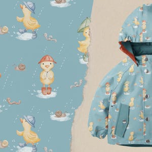 Könnte beinhalten: Hellblaue Kinderregenjacke mit Kapuze, mit einem sich wiederholenden Muster aus gelben Entenküken in Regenkleidung. Das Muster zeigt Enten mit Regenschirmen, Hüten und Stiefeln sowie Schnecken und Würmer. Die Regenjacke hat zwei Taschen.