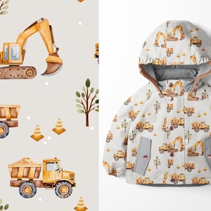 Könnte beinhalten: Hellfarbene Kinderjacke mit Kapuze, mit einem sich wiederholenden Muster aus gelben Baumaschinen, Bäumen und Verkehrskegeln. Die Jacke hat ein graues Futter und Taschen sowie eine braune Einfassung um die Kapuze.