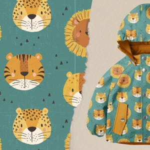 Könnte beinhalten: Eine tealblaue Kinderjacke mit einem sich wiederholenden Muster aus Cartoon-Löwen, Tigern und Leoparden. Die Jacke hat eine gelbe Kapuze und einen gelben Reißverschluss.
