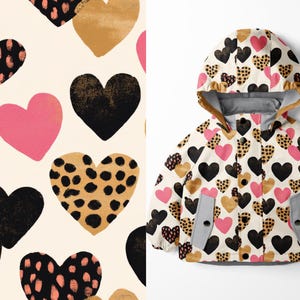 Könnte beinhalten: Eine weiße Kapuzenjacke mit einem Herzmuster in Schwarz, Rosa und Beige. Die Jacke hat ein graues Futter und Taschen. Die linke Seite des Bildes zeigt ein sich wiederholendes Muster aus Herzen in Schwarz, Rosa und Beige auf cremefarbenem Hintergrund.