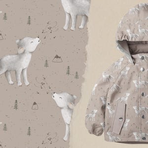 Könnte beinhalten: Eine beige Kapuzenjacke mit einem sich wiederholenden Muster aus singenden weißen Wölfen auf beigefarbenem Hintergrund.