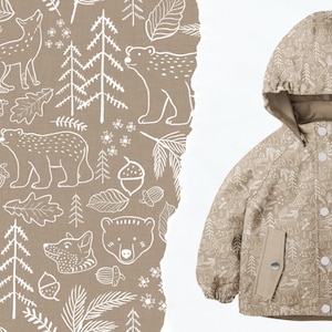 Könnte beinhalten: Beige Kapuzenjacke mit einem Waldtiermuster, einschließlich Bären, Füchsen und Bäumen. Die Jacke hat einen Knopfverschluss und zwei Vordertaschen. Der Stoff auf der linken Seite zeigt das Muster im Detail.