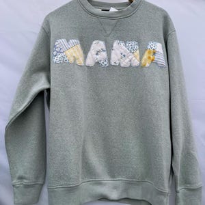 XL Mama Crewneck Sweatshirt – Upcycled Cottagecore Vintage Quilt Appliqué, One-of-a-Kind Embroidered Sweatshirt, Gift for Mom or Grandma