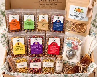 Könnte beinhalten: Eine Herbal Home Apothecary Luxus-Tee-Geschenkbox mit sieben 10g-Teebeuteln, einer Packung getrockneter Zitrusfrüchte, einer Holzschaufel, einem herzförmigen Tee-Ei, einem Fläschchen Love Potion No. 9, Zimtstangen und Honigsticks.