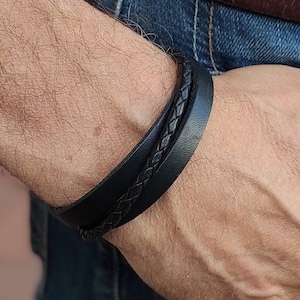 Lederarmband mit Gravur. Personalisiertes Armband. Geschenk für Ihn. Bild 1