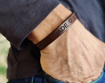 Namensarmband aus Leder mit Text mit Edelstahlschließe, personalisiert, Geschenk zum Vatertag, Gravur