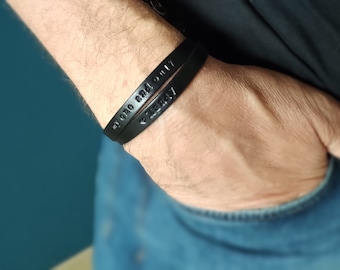 Lederarmband mit Namen oder Text, handgefertigt und personalisiert. Geschenk mit Gravur für Männer, erhältlich in mehreren Farben