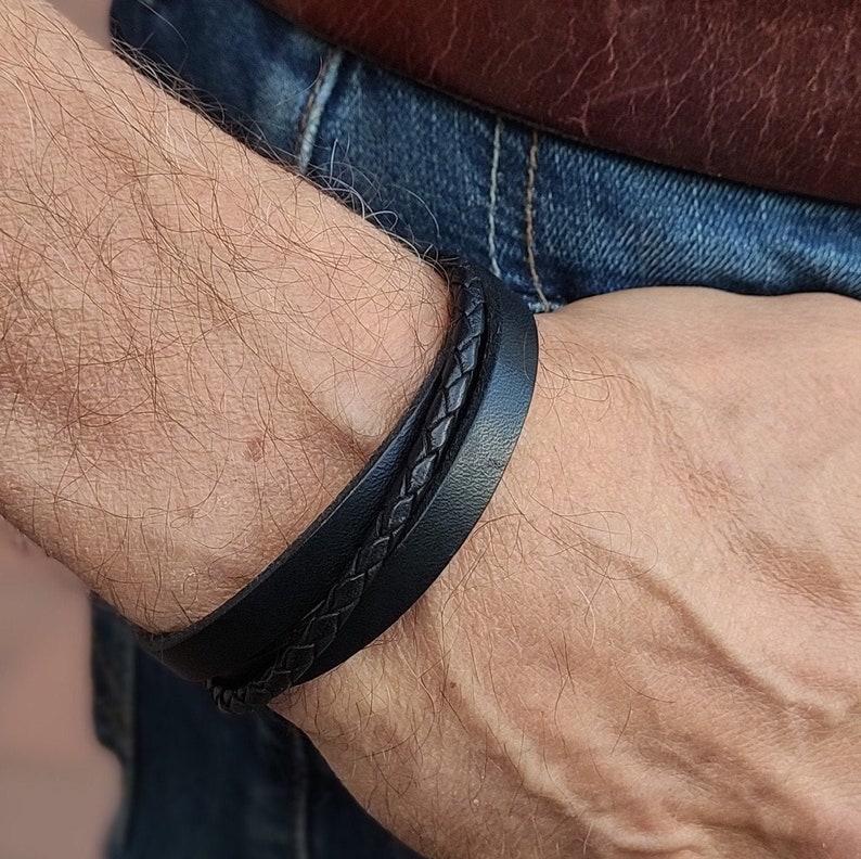 Lederarmband mit Gravur. Personalisiertes Armband. Geschenk für Ihn. Bild 1