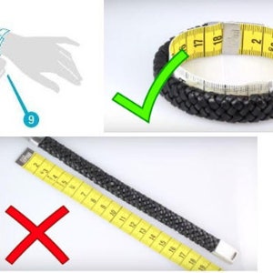 K&ouml;nnte beinhalten: Ein schwarzes Lederarmband mit geflochtenem Design. Das Armband wird mit einem gelben Ma&szlig;band gemessen. Das Ma&szlig;band zeigt 17 und 18 Zoll an. Das Bild zeigt die richtige Art, ein Armband zu messen.