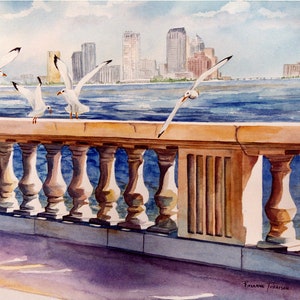 Peut inclure: Une peinture &agrave; l'aquarelle d'une ville avec un pont et des mouettes. Le pont a une balustrade en pierre avec une s&eacute;rie de colonnes. Les mouettes sont blanches et volent au-dessus de l'eau. La ville est en arri&egrave;re-plan et est compos&eacute;e de b&acirc;timents hauts. La peinture est sign&eacute;e par l'artiste, Suzanne Torrison.