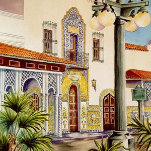 Op de afbeelding: Een aquarel schilderij van een wit gebouw met een betegelde gevel en een rood pannendak. Het gebouw heeft een grote boogdeur en verschillende ramen met ijzeren tralies. Een lantaarnpaal met meerdere lampen staat voor het gebouw. Weelderige groene planten bevinden zich op de voorgrond.