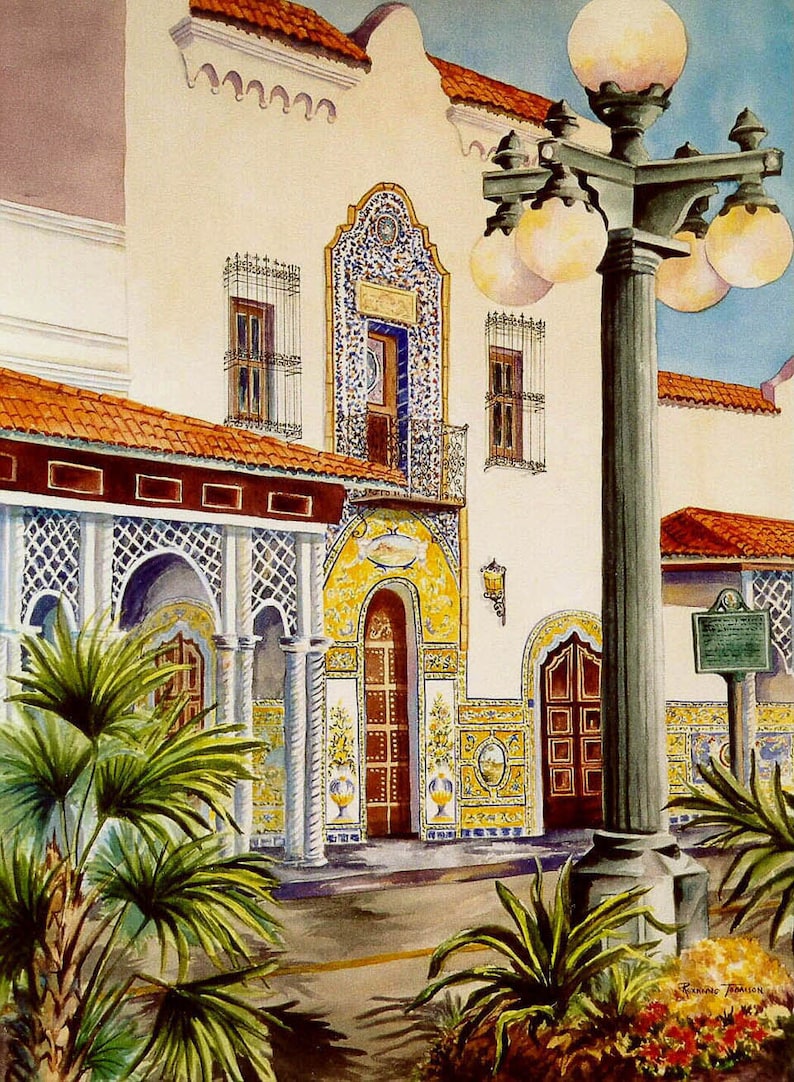 Op de afbeelding: Een aquarel schilderij van een wit gebouw met een betegelde gevel en een rood pannendak. Het gebouw heeft een grote boogdeur en verschillende ramen met ijzeren tralies. Een lantaarnpaal met meerdere lampen staat voor het gebouw. Weelderige groene planten bevinden zich op de voorgrond.