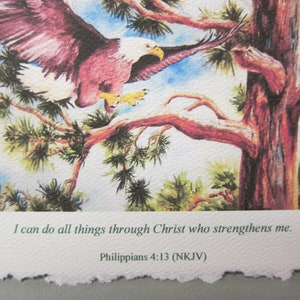 Peut inclure: Une peinture &agrave; l'aquarelle d'un pygargue &agrave; t&ecirc;te blanche qui plane dans les airs au-dessus d'un pin. L'aigle est brun et blanc avec un bec jaune. Le texte "Je peux tout faire par Christ qui me fortifie. Philippiens 4:13 (NKJV)" est imprim&eacute; sous l'image.