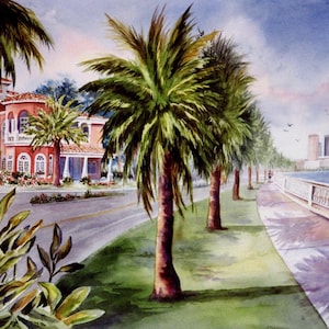 Peut inclure: Une peinture &agrave; l'aquarelle d'une maison rose avec des palmiers devant. La maison a un porche blanc et un toit en tuiles rouges. Des palmiers bordent un trottoir menant &agrave; un front de mer avec une ville en arri&egrave;re-plan.