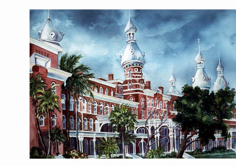 Puede incluir: Una pintura de acuarela de un edificio de ladrillo rojo con m&uacute;ltiples torres y chapiteles blancos. El edificio tiene un porche largo y cubierto con columnas y barandillas blancas. Hay palmeras y otras plantas verdes frente al edificio.