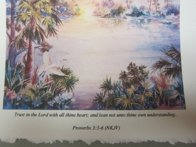 Peut inclure: Une peinture &agrave; l'aquarelle d'une aigrette blanche volant au-dessus d'un lac avec une citation de Proverbes 3:5-6 (NKJV) qui dit "Fais confiance &agrave; l'&Eacute;ternel de tout ton c&oelig;ur, et ne t'appuie pas sur ta propre intelligence."