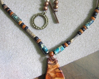 Collar con colgante de madera exótica Afzelia Burl, cuentas mixtas de WatercolorsNmore Organic