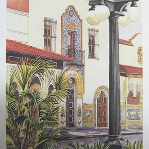 Op de afbeelding: Een aquarel van een wit gebouw met een rood pannendak en een lantaarnpaal ervoor. Het gebouw heeft gebogen deuren en ramen met ingewikkelde tegelwerk. Op de voorgrond staan palmbomen en andere planten.