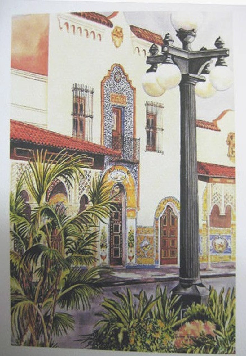 Op de afbeelding: Een aquarel van een wit gebouw met een rood pannendak en een lantaarnpaal ervoor. Het gebouw heeft gebogen deuren en ramen met ingewikkelde tegelwerk. Op de voorgrond staan palmbomen en andere planten.