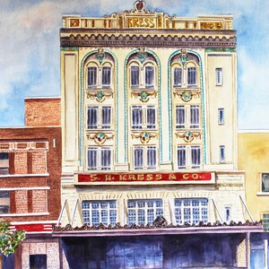 Peut inclure: Une peinture &agrave; l'aquarelle d'un b&acirc;timent historique avec une grande enseigne qui indique "S. H. Kress & Co.". Le b&acirc;timent a une fa&ccedil;ade de couleur cr&egrave;me avec des d&eacute;tails orn&eacute;s et de grandes fen&ecirc;tres cintr&eacute;es. Le b&acirc;timent est situ&eacute; sur un fond de ciel bleu avec des nuages blancs.