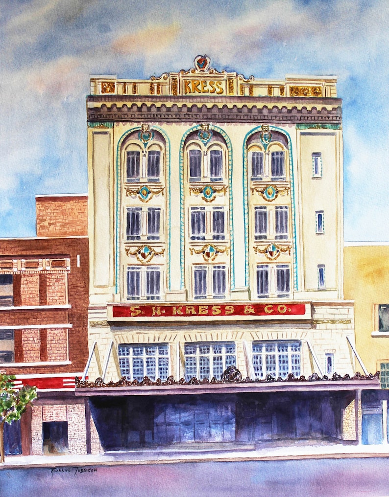 Peut inclure: Une peinture &agrave; l'aquarelle d'un b&acirc;timent historique avec une grande enseigne qui indique "S. H. Kress & Co.". Le b&acirc;timent a une fa&ccedil;ade de couleur cr&egrave;me avec des d&eacute;tails orn&eacute;s et de grandes fen&ecirc;tres cintr&eacute;es. Le b&acirc;timent est situ&eacute; sur un fond de ciel bleu avec des nuages blancs.